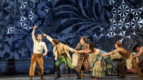 Figaro (Björn Bürger), Count Almaviva (Taylor Stayton), Berta (Janis Kelly), Rosina (Danielle de Niese) et acteurs (Tommy Luther et Maxime Nourissat). Photo Bill Cooper